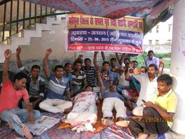 Candidates of Home guards are on hunger strike at BN Mandal Kala Bhawan Madhepura