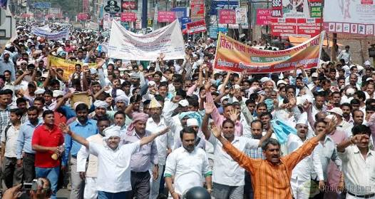 Vitt rahit Teachers Protesters