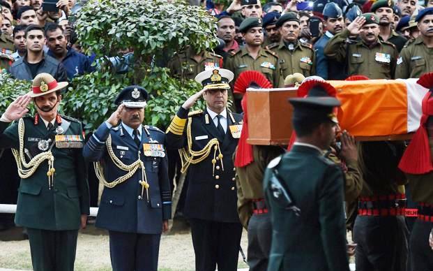 Army chief Gen. Dalbir Singh Suhag, Air Chief Marshal Arup Raha and Navy chief, Admiral Robin K. Dhowan paying last respects to Lance Naik Hanumanthappa.