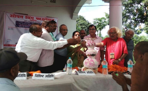 Samajsevi Dr.Bhupendra Narayan Yadav Madhepuri, Zila Parishad Adhyaksha Manju Devi , Dr.Arun Kumar Mandal (Indian Red Cross Society ) , DSP Yogendra Narayan Singh and others inaugurating function of Open Wing Foundation at Madhepura District village.