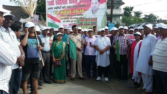 Samajsevi Sahityakaar Dr.Bhupendra Narayan Yadav Madhepuri , SP Vikas Kumar , SDM Sanjay Kumar Nirala , Dr.Naidu and her husband Chandrashekhar and others participating in Swachh Bharat Abhiyan at Madhepura