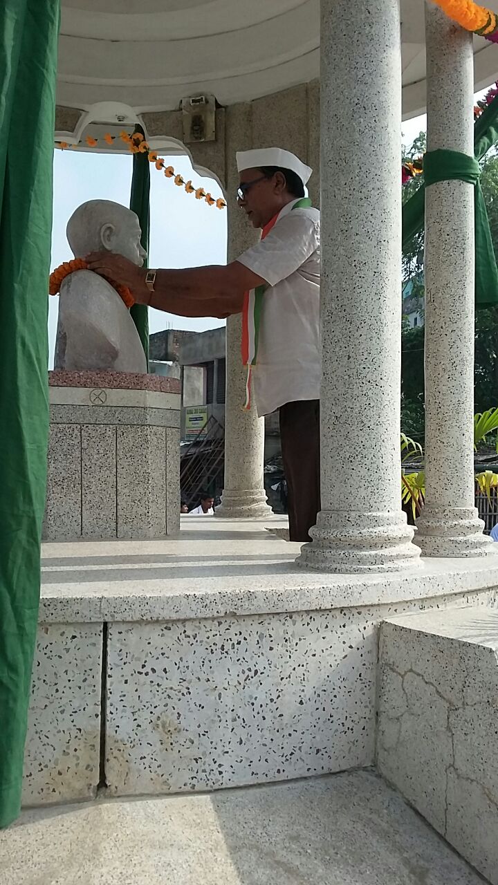 Dr.Bhupendra Madhepuri paying tribute before the statue of Great Freedom Fighter and Socialist Leader Bhupendra Narayan Mandal at Bhupendra Chowk Madhepura.