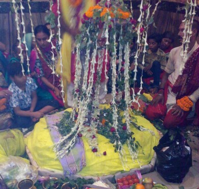 Dr.Rashmi Bharti and her son Aditya and other devotees performing 3rd Somvaari Shringar Puja at Singheshwar Mandir