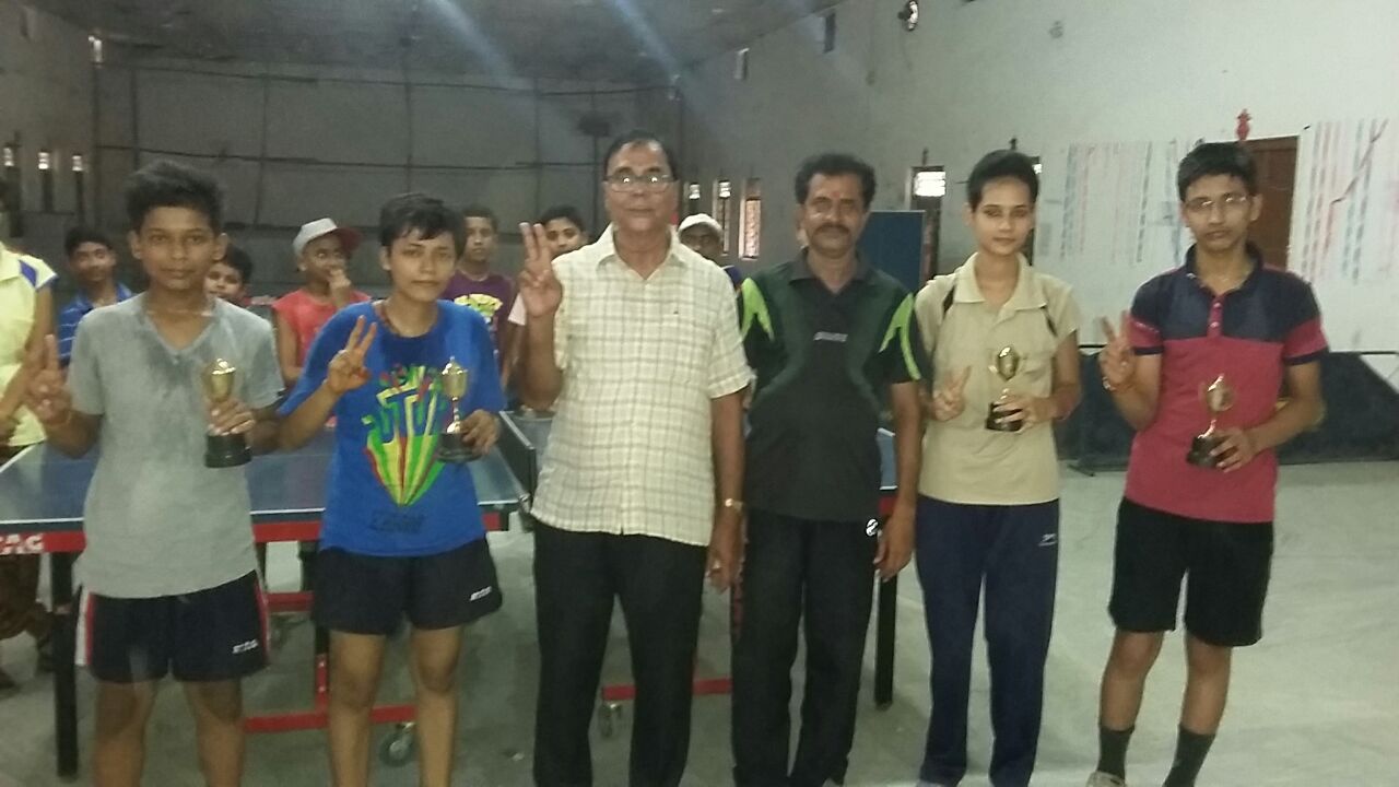 Dr.Bhupendra Madhepuri after giving prizes to winner Riyanshi-Hansraj & Runner Riya and Ankit along with T.T. Coach Pradeep Shrivastava 