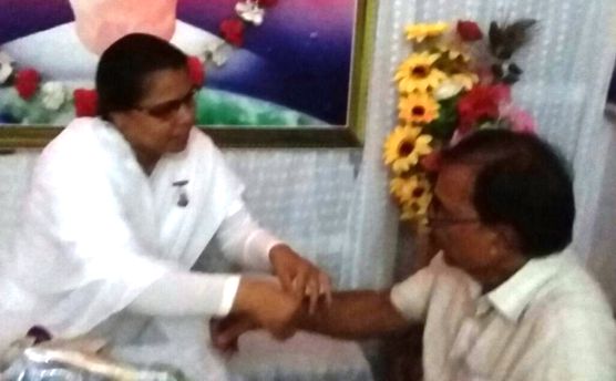 Brahmakumari Ranju Didi tying Rakhi to Dr. Madhepuri .