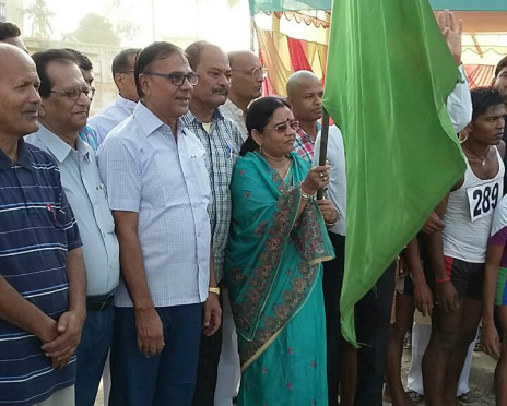 Samajsevi Dr.Bhupendra Narayan Yadav Madhepuri, Zila Parishad Adhyaksha Manju Devi, Prakash Narayan, Dr.Sachchinand Yadav, Dr.Vinay Choudhary and others showing green flag at Madhepura Marathon