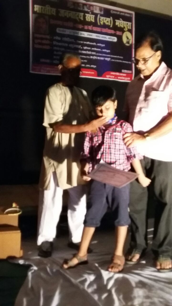 The youngest kid Aditya from Kid Zee Madhepura receiving medal & certificate at BP Mandal Townhall , Shahid Chulahay Marg Madhepura.