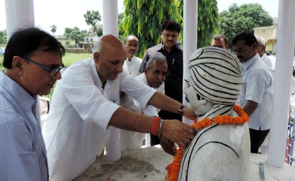 Physics Stalwart Dr.Bhupendra Narayan Yadav Madhepuri along with Minister Prof.Chandrashekhar paying homage to Babu RasBihari Lal Mandal on 98th Death Anniversary at RasBihari High School Madhepura.