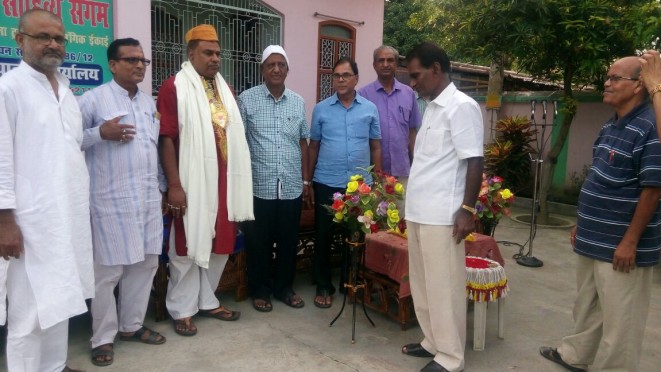 Samajsevi Sahityakaar Dr.Bhupendra Narayan Yadav Madhepuri, Dr.RKP Raman, Shyamal Kishor Yadav, Amol Ray, Vinay Choudhary and others felicitating Dr.Ramnaresh at Madhepura.