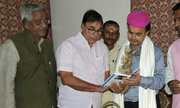 Dr.Bhupendra Madhepuri dedicating his book Chota Lakshay Ek Apradah Hai to Super30 founder and Ex-DGP Bihar Abhyanand at Madhepura .