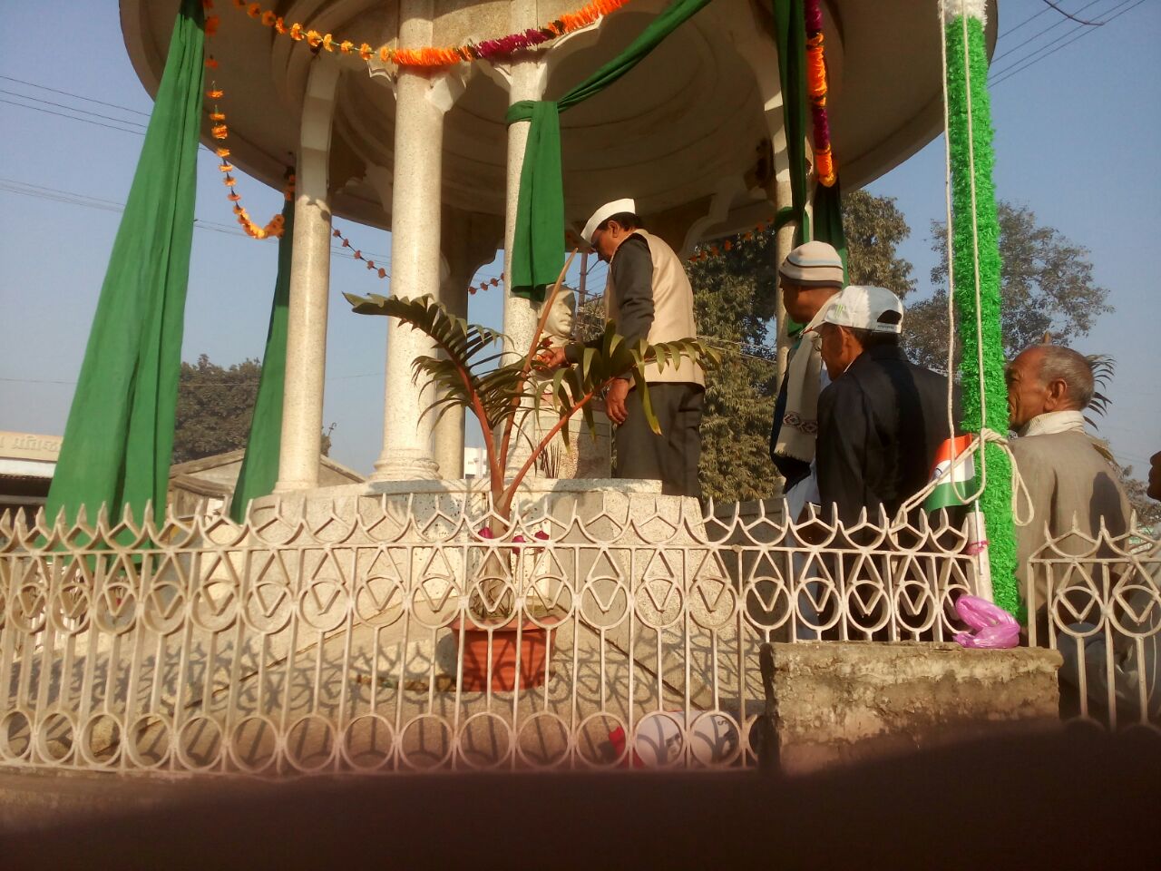 Dr.Bhupendra Madhepuri along with Dr.Alok Kumar and other VIPs garlending the statue of Samajwadi Chintak B.N.Mandal on the occasion of 68th Republic Day.