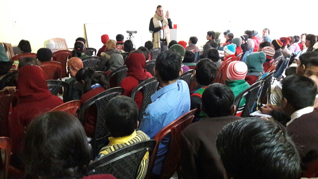 Dr.Madhepuri encouraging the kids in the final exam of Hindi Spelling Bee Championship 2016 at the campus of Samidha Groups , Madhepura