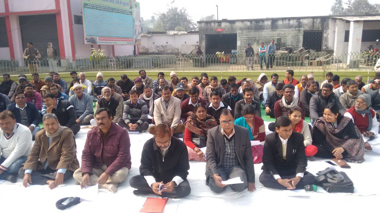 DM Md.Sohail (IAS), SP Vikash Kumar (IPS), CS Dr.Gadadhar Pandey, Samajsevi Dr.Bhupendra Madhepuri & others attending Sarbdharma Prarthna Sabha in Samaharnalaya Campus, Madhepura.