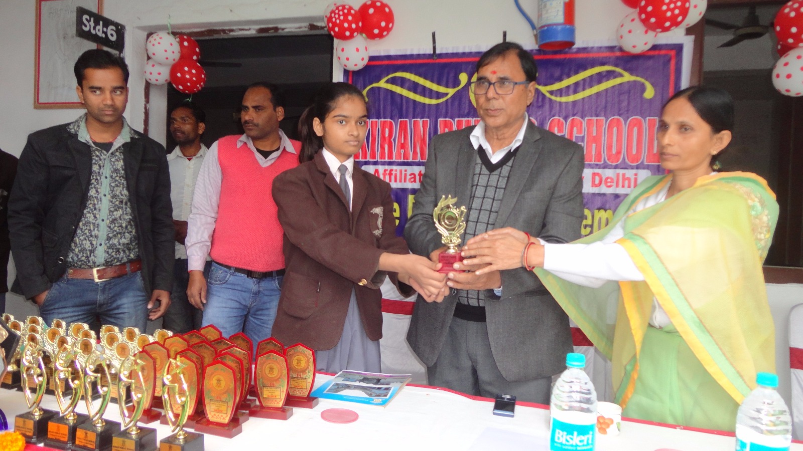 Chief Guest Dr.Bhupendra Madhepuri and Nideshika Kiran Prakash giving prizes to the class topper.