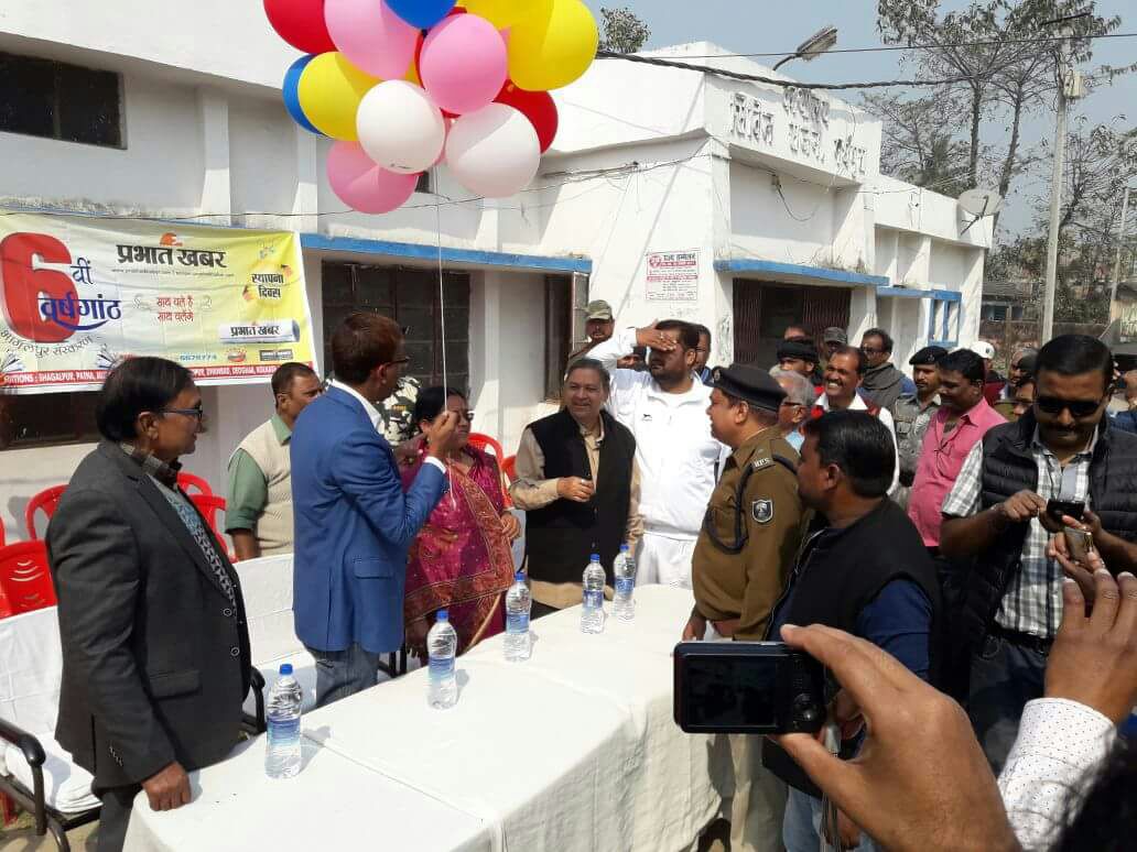 On the occasion of Plantation Samaroh organised by Prabhat Khabar DM Md.Sohail, Zila Parishad Adhyaksha Manju Devi, CS Dr.Gadadhar Pandey, Educationist Dr.Bhupendra Madhepuri, ASP Rajesh Kumar & Mukhya Parshad Dr.Vishal Kumar Babloo & others flying balloons in the sky at Madhepura Civil Hospital.