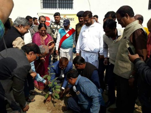 Dynamic DM Md.Sohail along with Zilla Parishad Adhyaksha Manju Devi, CS Dr.Gadadhar Pandey Samajsevi Educationist Dr.Bhupendra Madhepuri , Mukhya Parshad Dr.Vishal Kumar Bblu and others engaged in Vriksharopan Samaroh on the occasion of 6th anniversary of Prabhat Khabar in the campus of Sadar Hospital Madhepura.