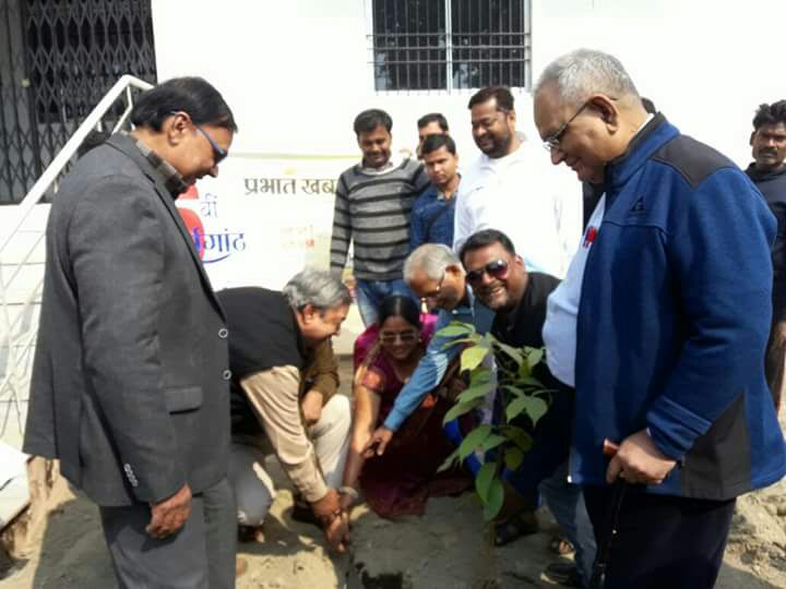 Zilla Parishad Adhyaksha Manju Devi along with CS Dr. G Pande Mukhya Parshad Dr.Vishal Kumar Babloo, Prabhari Rupesh , Dr.A.K.Mandal & Samajsevi Dr.Bhupendra Madhepuri & others engaged in Planting Samaroh organised by Prabhat Khabar.