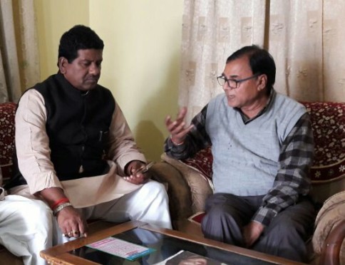 A candidate for Kosi Teachers Constituency Election 2017 & Present MLC Dr.Sanjeev Kumar Singh discussing some important election issues with Retired University Professor of Physics & Seniormost Guardian Dr.BN Yadav Madhepuri at his residence Vrindavan , Madhepura.