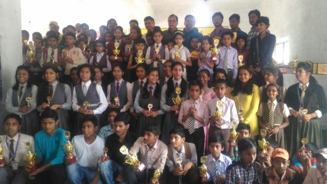 Chief Guest Dr.B.N.Yadav Madhepuri with Prize Winner boys & girls of different schools participating in different groups of Spelling Bee Hindi Championship 2017 at P.Sc. College Madhepura