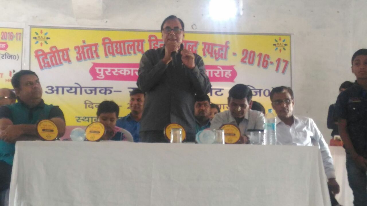 Chief Guest Dr.Bhupendra Madhepuri addressing boys & girls in the Prize Distribution Ceremony of 2nd Spelling Bee Hindi Championship at Parvati Science College Madhepura .