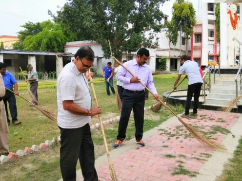 Educationist Dr.Bhupendra Narayan Yadav Madhepuri along with Dynamic DM Md.Sohail , SP Vikas Kumar, DDC Mithilesh Kumar , SDM Sanjay Kumar Nirala , DPRO Md.Kayum Ansari , DEO ShivShankar Rai , Executive MK Paswan , Lab Superintendent Subodh Kumar and others engaged to clean Samaharnalaya Gandhi Park , Madhepura (100 Years of Champaran Satyagrah Movement)