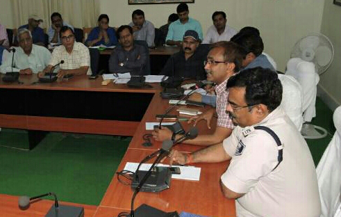 Educationist Dr.Bhupendra Yadav Madhepuri , DM Md.Sohail , SP Vikash Kumar , DDC Mithilesh Kumar , SDM Sanjay Kumar Nirala , DPRO Md.Qayum Ansari & others addressing the meeting in Jhallu Babu Sabhagar regarding Mahatma Gandhi Champaran Satyagrah Anniversary at Madhepura.