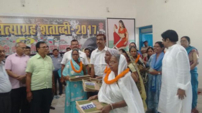 Samajsevi Dr.Bhupendra Narayan Yadav Madhepuri , DM Md.Sohail , DDC Mithilesh Kumar , SDM Sanjay Kumar Nirala and others giving memorable gift of Champaran Satyagrah 2017 to the Honorable Widows of Departed Freedom Fighters of Madhepura District at Bhupendra Kala Bhawan , Madhepura.