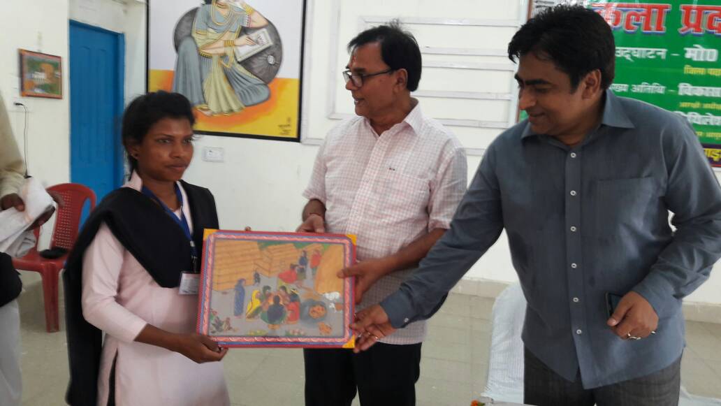 Samajsevi Dr.Bhupendra Madhepuri and DDC Mithilesh Kumar encouraging Vhitti Chitra Kalakar Rekha Tudu at Bhupendra Kala Bhawan , Madhepura.