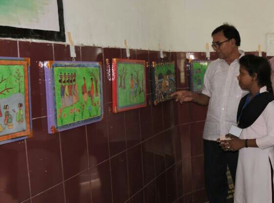 Dr.Bhupendra Madhepuri discussing with Rekha Tudu regarding Vhitti kalachitra painting at Kala Bhawan Madhepura .