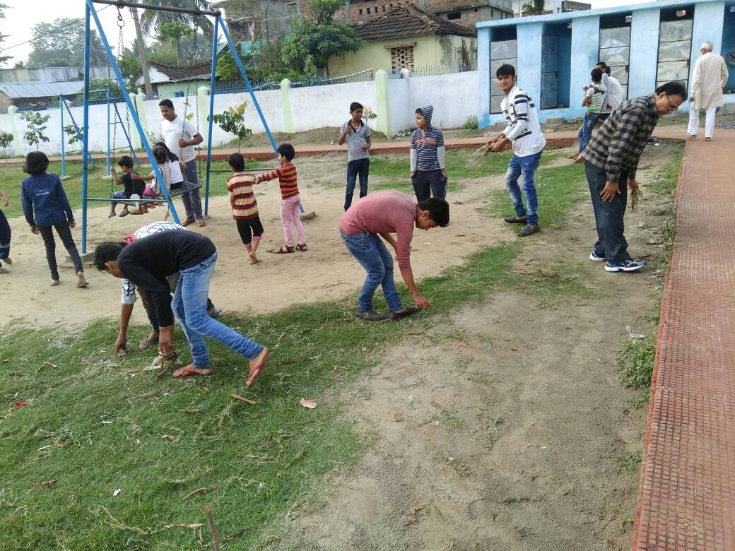 Dr.Bhupendra Madhepuri alongwith the team of Navachar Mandal engaged to clean the Park near Zila Atithi Griha at Madhepura .