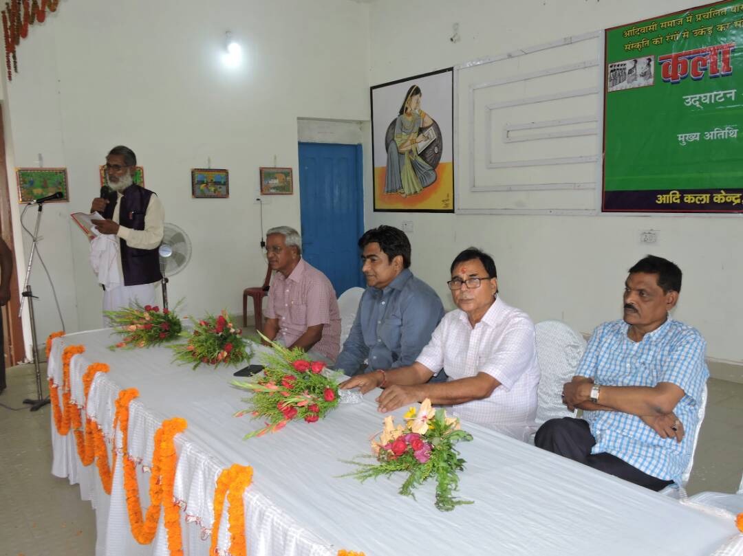 Secretary Kisan Sansad Shambhu Sharan Bhartiya addressing Aadivasi Bhitti Kala Pradarshani in presence of the Persons on the chairs - (L to R) Prof. S.K. Yadav, DDC Mithilesh Kumar, Dr.Bhupendra Narayan Madhepuri and Dr.Sita Ram Yadav at Bhupendra Kala Bhawan Madhepura.