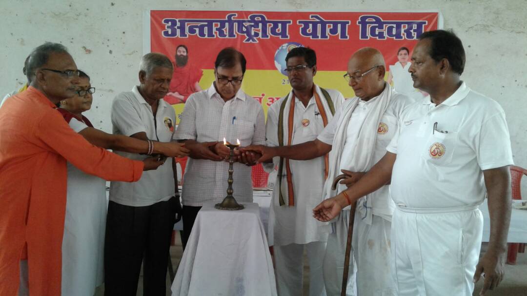 Samajsevi Dr.Bhupendra Madhepuri inaugurating Yoga & Ayurveda Seminar at BN Mandal Stadium Hall along with Ayurvedacharya KD Sharma , JP Yadav , Dr.NK Nirala , SP Yadav , Roopam Kumar and Dr.Nand Kishor.