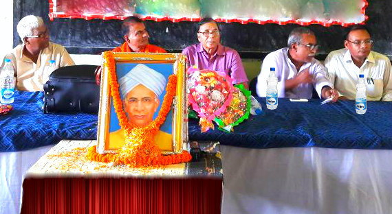 Udghatankarta Samajsevi Dr.Bhupendra Narayan Yadav Madhepuri, Dr.Niranjan Kumar, Dr.Suresh Prasad Yadav, Shri Rajendra Prasad Yadav along with Principal of SNPM School Md.Shakeel Ahmad celebrating Teacher's Day at Shiv Nandan Prasad Mandal High School Campus Madhepura.