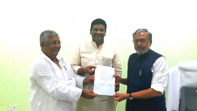 MLC Dr.D.K. Choudhary, MLC Dr.Sanjeev Kumar Singh talking about the problems of Vittarahit Shikshak with Deputy Chief Minister Sushil Kumar Modi.