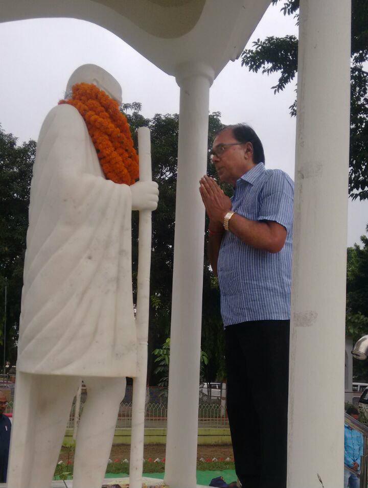 Samajsevi Sahityakar Dr.Bhupendra Madhepuri paying tribute to Rastrapita Mahatma Gandhi on the occasion of his 148th Jayanti (2 October 2017) at Samaharnalaya Campus, Madhepura.