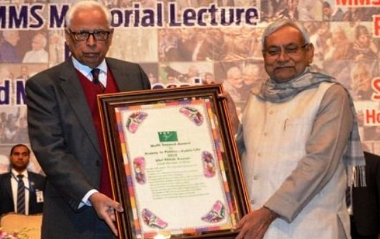 Nitish Kr receiving the first Mufti Award