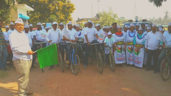 Civil Surgeon Dr.Gadadhar Pandey showing Green Flag to IMA Doctors Cycle Rally against IMC Bill of Central Government at Rasbihari High School , Madhepura .