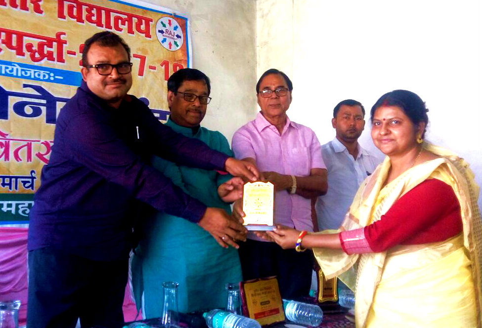 Principal Dr.Bandna Kumari from Holy Cross School is receiving 'Momento of Honour' by SDM Sanjay Kumar Nirala and others on the occasion of 3rd Inter School Hindi Word Championship and Vedvyas College Madhepura.