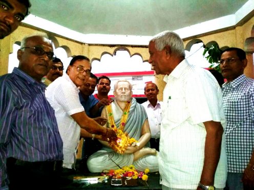 Samajsevi Dr.Bhupendra Narayan Yadav Madhepuri along with Dr.Naresh Kumar , Prof.Shyamal Kishor Yadav, and others paying homage to Vishwakarma of Education Kirti Narayan Mandal at Parvati College Madhepura.