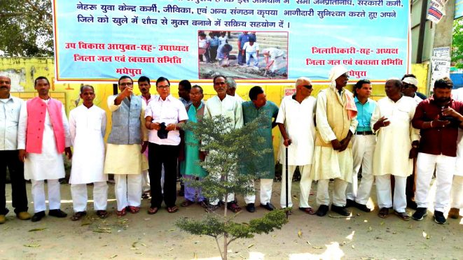 Samajsevi Dr.Bhupendra Narayan Yadav Madhepuri , Ex-MLC Vijay Kumar Verma, Ex-MLA Parmeshwari Parsad Nirala, Dr.Naresh Kumar, Indra Narayan Pardhan , Jaykishor Yadav , Prasann Kumar , Jaykant, Dr.Vijendra , Prof.Shobhakant and others paying homage to Shahid Sadanand at SDO Office Madhepura.