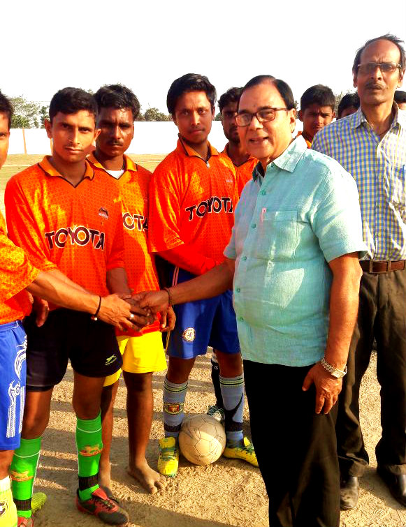 Chief Guest Dr.Madhepuri boosting players at BN Mandal Stadium Madhepura.