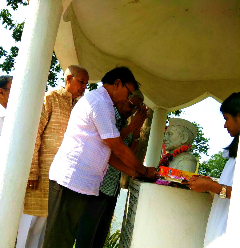 Educationist Dr.Bhupendra Madhepuri and others paying homage to Shiv Nandan Prasad Mandal Pratima at SNPM +2 High School, Madhepura.