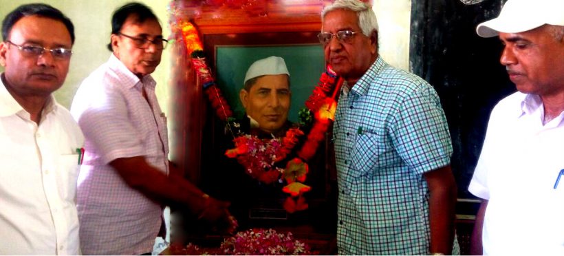 Samajsevi Dr.Bhupendra Narayan Yadav Madhepuri along with Prof.Shyamal Kishor Yadav, Md.Shakeel Ahmad (Principal) and Dr.Alok Kumar paying tributes to Shiv Nandan Prasad Mandal at SNPM School Madhepura.