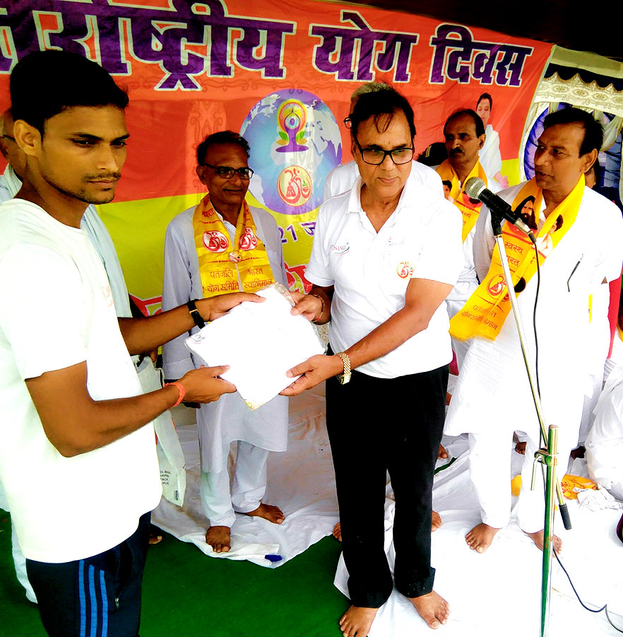 Dr.Madhepuri giving certificates to the three best performers of Social Activities from the team of Khelguru Sant Kumar at the end of function.