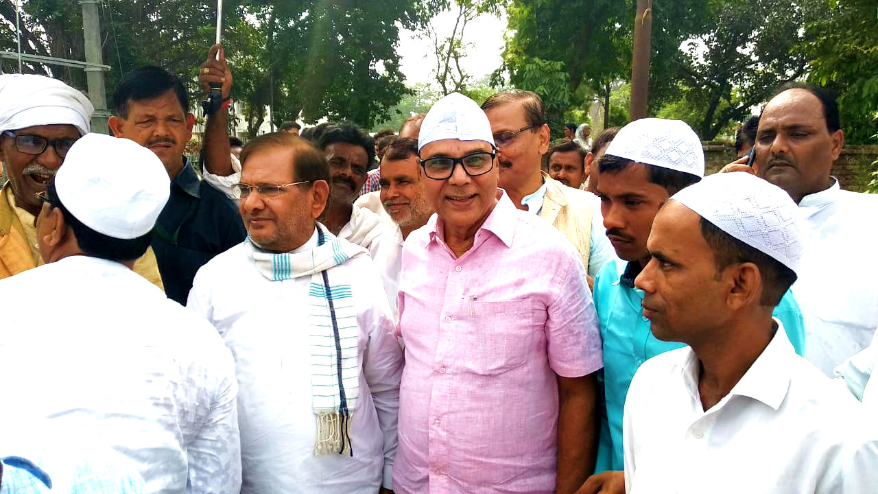 Former MP of Madhepura & Senior leader of National Politics Shri Sharad Yadav along with Samajsevi Sahityakar Dr.Bhupendra Madhepuri, Ex-MLC Shri Vijay Kumar Verma, Ex-MLA Shri Parmashwari Prasad Nirala, Congress District President Shri Satyendra Singh & others waiting to give Eid Mabarak in front of Madhepura Eidgah. 