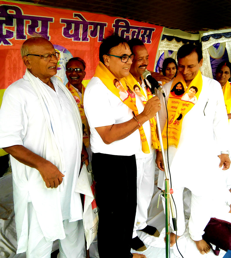 Udghatankarta Dr.Bhupendra Madhepuri giving inaugural speech on the occasion of Vishwa Yoga Diwas at Madhepura Kirti Krida Maidan.