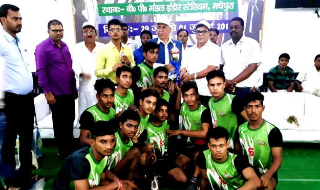 Samajsevi Dr.Bhupendra Madhepuri , Honorable VC Dr.AK Rai (BNMU) , Kishor Kumar, Arun Kumar, Jaikant Yadav & others offering shield to the runner team from Patna District.