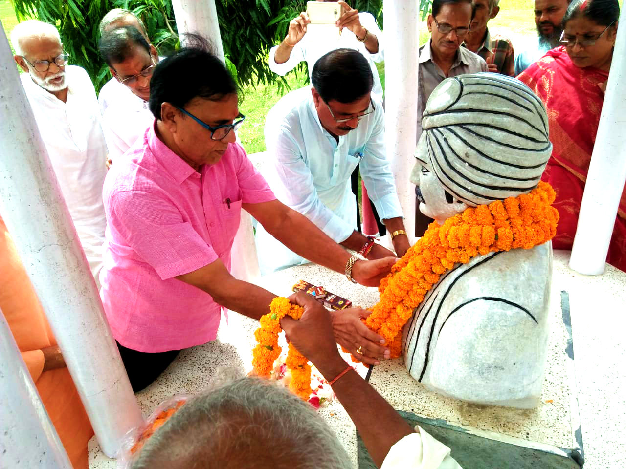 Paying homage to the statue of Babu Rasbihari Lal Mandal.