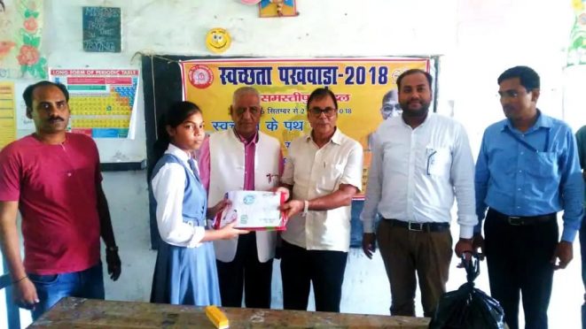 Dr.Bhupendra Narayan Yadav Madhepuri with Samastipur Rail Division Finance Officer Aditya Kumar Anand & others giving the 1st Prize to a performer participant in Railway Swachhta Painting Competition at Kiran Public School, Madhepura.