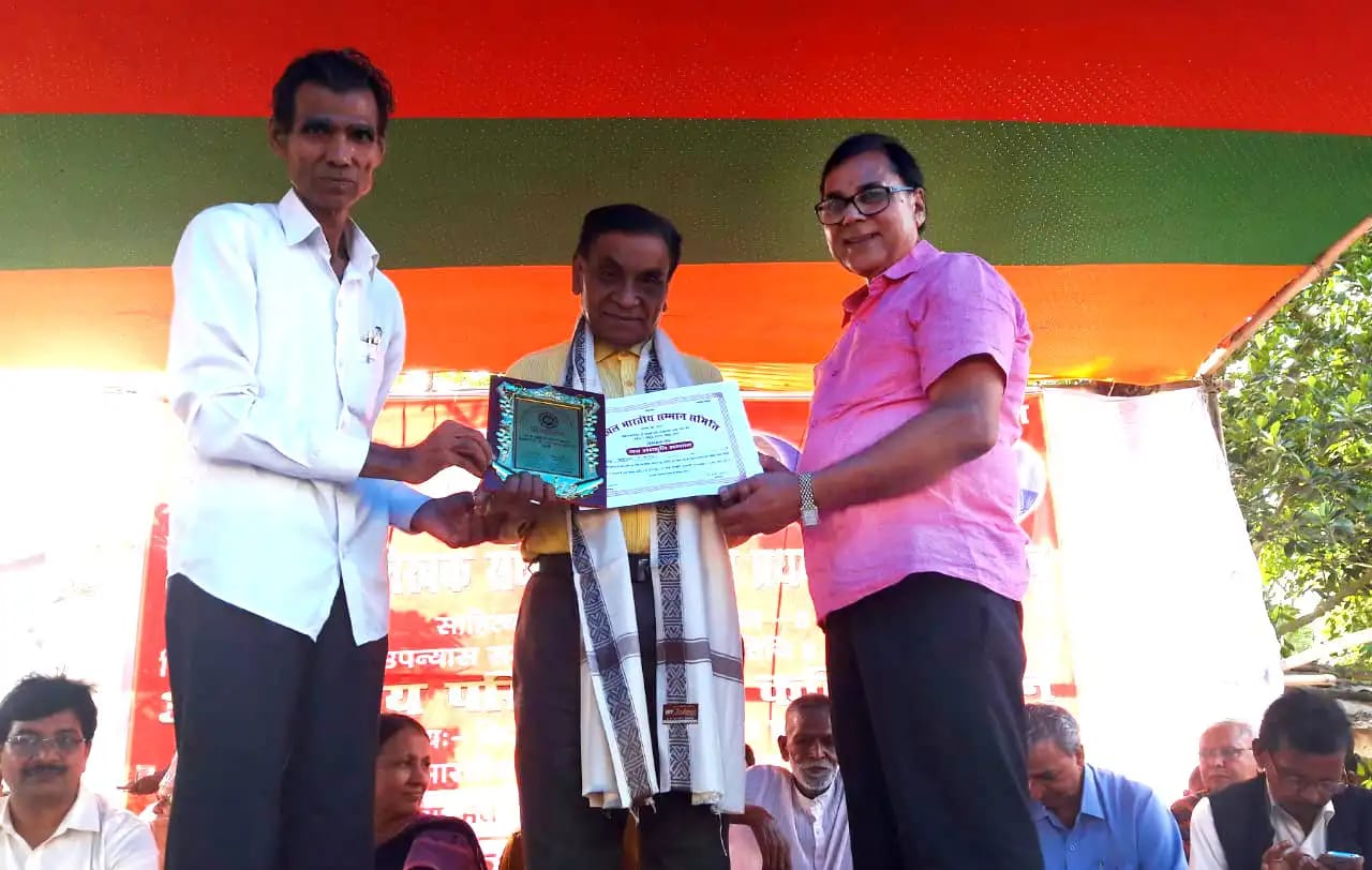 Patron of BJLS Dr.Madhepuri & Rastriya Mahasachiv Mahendra Narayan Pankaj jointly giving Certificate & Momento to Kavi-Sahityakar Shri Kusheshwar from West Bengal.